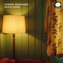 Text: "SONDRE MOSHAGEN AUDIO GUIDE". Gemütliches Zimmer mit Stehlampe, grüner Holzwand und Vorhang mit Blumenmuster.