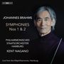 "JOHANNES BRAHMS SYMPHONIES Nos 1 & 2, PHILHARMONISCHES STAATSORCHESTER HAMBURG, KENT NAGANO Live from Hamburg." Dirigent mit Taktstock.