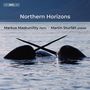 "Northern Horizons" mit Narwalen im Wasser, die ihre Stoßzähne kreuzen. Markus Maskuniitty und Martin Sturfält.
