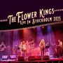 "The Flower Kings Live in Stockholm 2025" in beleuchteter Bühnenszene mit Musikern und Instrumenten.