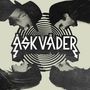 Texte: "ÅSKVÄDER". Die Illustration zeigt vier Gesichter, die zu einem zentralen Punkt schauen, umgeben von Spiralen.