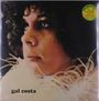 „Gal Costa“ in schwarz. Profil einer Frau mit lockigem Haar und nachdenklichem Gesichtsausdruck, Federboa im Vordergrund.
