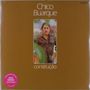 Text: "Chico Buarque", "construção". Ein Mann in einem gemusterten Hemd steht vor einem unscharfen Hintergrund.
