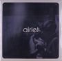 Text: "airiel", "MOLTEN YOUNG LOVERS". Dunkles, verschwommenes Foto eines sich umarmenden Paares.