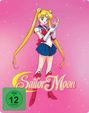 „Sailor Moon“ Schriftzug, FSK ab 12. Illustration: Blonde Heldin mit Zöpfen und Stab auf rosa Hintergrund mit Sternen.