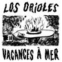 Oben: "LOS ORIOLES". Unten: "VACANCES À MER". Illustration: Eine Hand hält einen Hut mit einer Flamme.