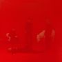 Rotes, verschwommenes Bild; schemenhaft erkennbare Menschen und ein weißes Pferd. Surreal und mystisch.