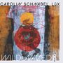 Text: "CAROLIN SCHNABEL LùX", "WILD & WAKED", "unit". Abstrakte Illustration mit roten und gelben Elementen.