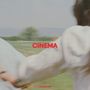 Text: „CINEMA“, „SUNDAY, JUNE“. Verschwommene Aufnahme von Menschen, die im Freien rennen.