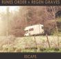RUNES ORDER & REGEN GRAVES, ESCAPE. Ein altes Wohnmobil steht schief auf einem grasbewachsenen Hügel vor Bäumen.