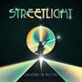 "STREETLIGHT" oben, "SHADOWS IN MOTION" unten. Silhouette mit Gitarre vor hellem, abstraktem Hintergrund. 
