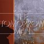 Text: "Micah P. Hinson - The Tomorrow Man." Silhouette eines Mannes mit Hut, Hintergrund abstrakt und verschwommen.