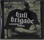 "bull brigade", "PERCHÉ NON SI SA MAI"; lächelndes Kind, verschränkte Arme, vor gemauerter Wand.