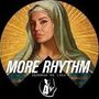 „MORE RHYTHM“ und „DEBORAH DE LUCA“ stehen über einer Frau mit einem Kopftuch, stilisiert als Gemälde vor strahlenförmigem Hintergrund.