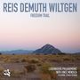 "Reis Demuth Wiltgen", "Freedom Trail". Landschaft mit bergigem Hintergrund und trockenem Gras im Vordergrund. Logo unten links.