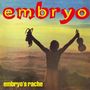 "embryo" in Rot oben, "embryo's rache" in Gelb unten. Silhouette einer Person mit Instrumenten, Landschaft im Hintergrund.