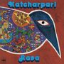 "Kacharpai Rava" in blauen Buchstaben, bunte abstrakte Illustrationen um ein stilisiertes Vogelgesicht auf rotem Hintergrund.