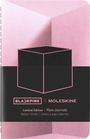 "BLACKPINK x MOLESKINE, Limited Edition · Plain Journals." Rosa Würfel auf schwarzem Hintergrund, minimalistisch gestaltet.
