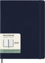 „MOLESKINE 2027, Weekly Notebook Diary/Planner“ steht auf einem dunkelblauen Notizbuch mit elastischem Band.