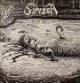 "Sarvega" in stilisierter Schrift. Ein Skelett liegt halb im Wasser, umgeben von Bäumen, in monochromer Illustration.