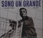 "Sono Un Grande" oben, darunter "Tiziano Ferro" und "Deluxe". Ein Mann blickt ernst und lehnt an einem Geländer.