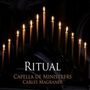 „RITUAL“, „CAPELLA DE MINISTRERS“, „CARLES MAGRANER“. Es sind viele brennende Kerzen in der Dunkelheit zu sehen.