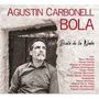 "Agustin Carbonell Bola", "Dueño de la Nada". Schwarz-weißes Porträt eines nachdenklichen Mannes vor einer rustikalen Tür.