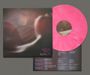 NEON PINK SUNLIT. Eine Schallplatte in Pink mit einem mystischen Foto und Songtexten.