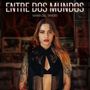 „ENTRE DOS MUNDOS“ und „MARÍA DEL TANGO“. Frau mit langen Haaren, Tattoos und dunklem Outfit vor unscharfem Hintergrund.