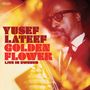 Yusef Lateef Golden Flower Live in Sweden. Ein Musiker spielt Saxophon im Anzug, im warmen Licht.