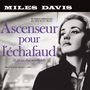 MILES DAVIS, "Ascenseur pour l'échafaud", Schwarz-weiß-Foto einer Frau, ernst blickend, reizvolle Vierzigerjahre-Stimmung.