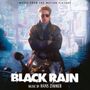 "Black Rain, Music by Hans Zimmer". Ein Mann mit Sonnenbrille lehnt an einem Motorrad vor nächtlicher Stadtlandschaft.