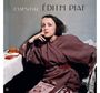 Text: "ESSENTIAL ÉDITH PIAF". Eine Frau in einem türkisfarbenen Raum, mit dunkelbraunem Haar, in einem purpurfarbenen Kleid, raucht.