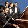 "The Modern Jazz Quartet" und "Pyramid" sind zu lesen. Vier Männer in Anzügen stehen um ein Klavier.