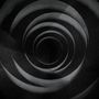 Keine Texte erkennbar. Eine spiralförmige, dunkle Tunneloptik mit Lichtreflexionen in Grautönen.