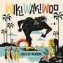 "WIKI WAKI WOO" oben. "I BELLI DI WAIKIKI Sensational Hawaiian Combo!" unten. Illustration mit Tänzerinnen, Vulkan und Palmen.