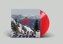 "A Very Merry Christmas" in Rot. Schneebedeckte Berge, sieben Personen in Liegestühlen, rotes Vinyl.
