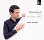 Texte: "Tonadas for Piano", "Joaquin Nin-Culmell", "Pablo Martínez". Ein Mann in dunklem Hemd hält ein weißes Paneel.