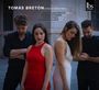 "Tomás Bretón Songs & Piano Trios" mit vier Personen in eleganter Kleidung, zwei Frauen in Rot und Weiß, zwei Männer in Schwarz.