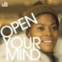 Text: "OPEN YOUR MIND". Eine lächelnde Person mit Mütze und Fellkragen in einem neutralen Hintergrund.