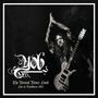 "YOB. The Unreal Never Lived. Live at Roadburn 2012." Ein Musiker hebt die Hände, im Hintergrund eine Gitarre. Schwarz-weiß.