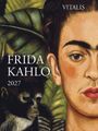 "FRIDA KAHLO 2027, VITALIS." Eine Illustration mit Frida Kahlos Gesicht, dunkelgrünen Blättern und einem Affen.