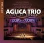 AGLICA TRIO, LIVE AT BOZAR. Hilary Tann, Francisco Fontes, Claude Debussy. Drei Musiker auf beleuchteter Bühne in Konzertsaal.