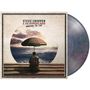 "Steve Cropper & The Midnight Hour: Watching The Tide." Person sitzt unter gestreiftem Sonnenschirm, Meer im Hintergrund.