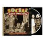 "Social Distortion" und "Hard Times and Nursery Rhymes" in kräftigen Buchstaben; darunter eine Familie auf einer Veranda.