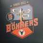 Logo mit Texten: "SINDS 2011", "NOOIT MEER NOAR HUUS", "15 JOAR", "BÖKKERS". In der Mitte ein Wegweiser und ein Widderkopf.