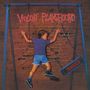 "Violent Playground", "Thrashin Blues"; ein Junge hängt an einer Mauer, als ob er von einer Schaukel gefangen wäre.
