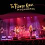 „The Flower Kings Live in Stockholm 2025“. Eine Band spielt auf einer Bühne mit bunten Lichtern und Musikern in Aktion.