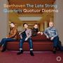 Beethoven The Late String Quartets Quatuor Diotima. Vier Männer in Lederjacken sitzen auf einem roten Sofa.