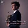"Text: Mozart Horn Concertos, Ben Goldscheider, Münchener Kammerorchester. Ein Mann im Anzug hält ein Horn, von der Seite."